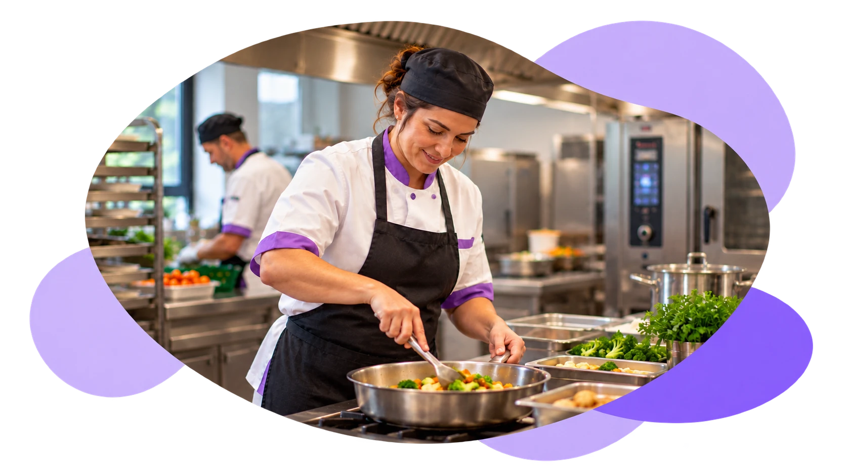 Cuisinier préparant des repas en cuisine de maison de repos